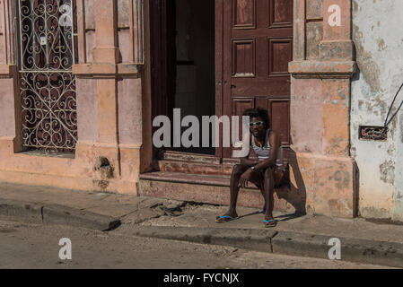 Les cubains qui vaquent à leur vie quotidienne dans les rues de la Vieille Havane, Cuba. Très détendu et paisible. Banque D'Images