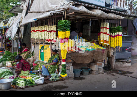 Décrochage du marché indien en guirlandes de fleurs le long de la Clouse Road, à Valavanur Banque D'Images