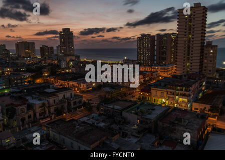 Vue du 9e étage à l'hôtel Presidente, en direction du Malecon au crépuscule. La Habana (la Havane), Cuba. Banque D'Images