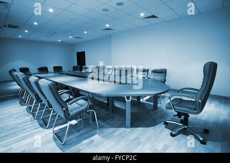 Grande table et des chaises dans une salle de conférence moderne Banque D'Images