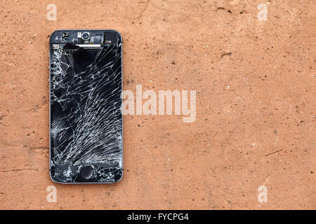Téléphone mobile cassé Banque D'Images