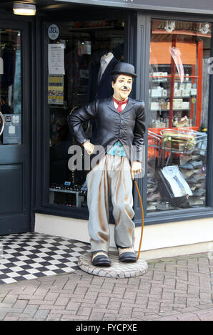 Statue de Charlie Chaplin à l'extérieur Chaplins Mens Shop à Leek Banque D'Images