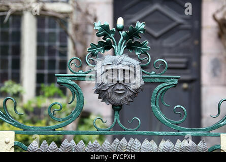 La porte du 17ème siècle maison Greystones à Leek avec un homme vert décoratif visage. Banque D'Images