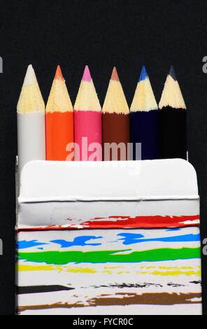 Crayons de couleur sur papier fort sur fond sombre Banque D'Images