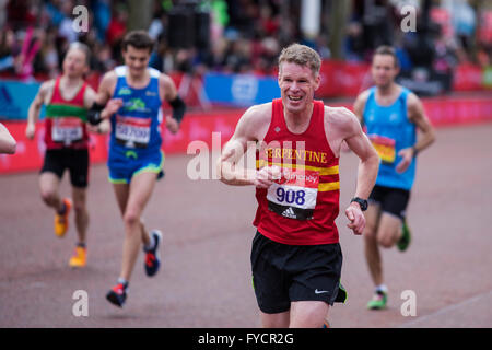 Londres, Royaume-Uni. 24 avril 2016. Les coureurs du club sur le Mall. Le Marathon de Londres Virgin Money 2016 termine sur le Mall, Londres, Royaume-Uni. Banque D'Images