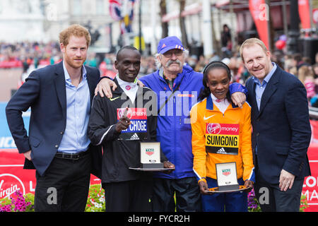Londres, Royaume-Uni. 24 avril 2016. Son Altesse Royale le prince Harry de galles et marathon fonctionnaires posent avec les gagnants Eliud Kipchoge (KEN) et Jemima Sumgong (KEN). Le Marathon de Londres Virgin Money 2016 termine sur le Mall, Londres, Royaume-Uni.