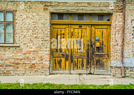 Tripartite rural ancien portail d'entrée et de la boîte aux lettres. Banque D'Images