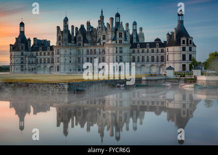 Tôt le matin sur le château de Chambord, Loire-et-Cher, Centre, France Banque D'Images
