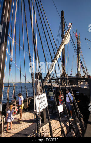 Touristes à bord d'une réplique de bateau de Christophe Colomb, Nina, accosté à Ft. Myers, Floride, USA Banque D'Images