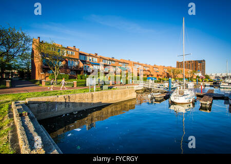 Les immeubles à appartements et les bateaux amarrés sur les quais de Canton, Baltimore, Maryland. Banque D'Images