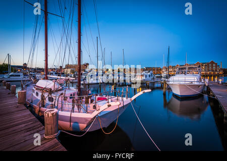 Bateaux dans une marina au crépuscule, dans la région de Fells Point, Baltimore, Maryland. Banque D'Images