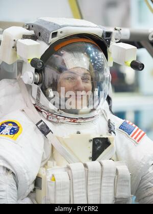 L'astronaute de la NASA Jessica Meir sourit avant de descendre dans la piscine dans son Unité Mobilité extravéhiculaire combinaison spatiale au cours de la formation à l'ISS EVA Laboratoire de flottabilité neutre Johnson Space Center, 22 mai 2014 à Houston, Texas. Banque D'Images