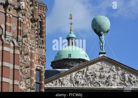 Amsterdam, Pays-Bas - le 28 mars 2016 : Atlas statue sur Palais Royal à Amsterdam Banque D'Images