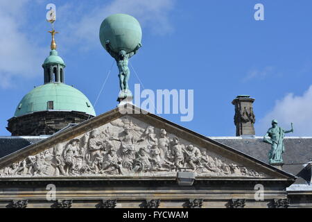 Amsterdam, Pays-Bas - le 28 mars 2016 : Atlas statue sur Palais Royal à Amsterdam Banque D'Images