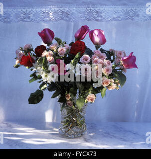 Bouquet de roses dans un vase en cristal Banque D'Images