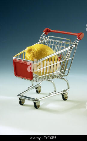 Shopping-cart avec un citron Banque D'Images