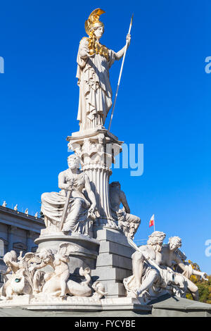 Pallas Athene fontaine en face du parlement autrichien, il a été érigé entre 1893 et 1902 par Carl Kundmann, Josef Tautenh Banque D'Images