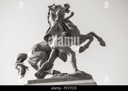 Statue en bronze de l'horse tamer situé près de l'édifice du parlement autrichien à Vienne. Il a été conçu et exécuté par J. Lax Banque D'Images