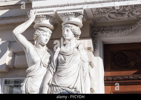 Cariatide. Les Statues de deux jeunes femmes dans la forme élégante colonnes soutenant un portique, Grüner Markt, Vienne Banque D'Images