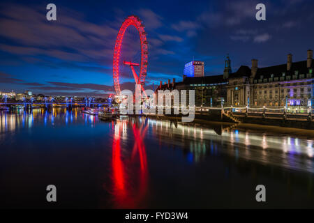 Le London Eye, Southbank, vu depuis le pont de Westminster, Londres, Royaume-Uni Banque D'Images