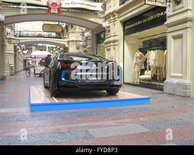 100 ans de la BMW. Le State Department Store. Moscou. La BMW i8. Voiture de sport Banque D'Images