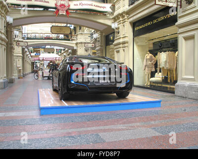 100 ans de la BMW. Le State Department Store. Moscou. La BMW i8. Voiture de sport Banque D'Images