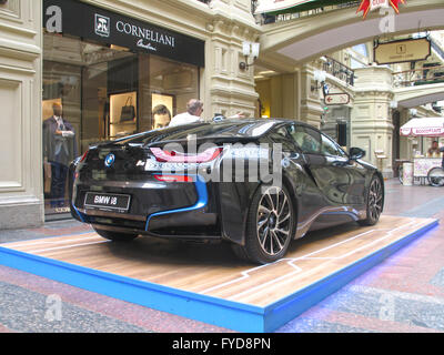 100 ans de la BMW. Le State Department Store. Moscou. La BMW i8. Voiture de sport Banque D'Images