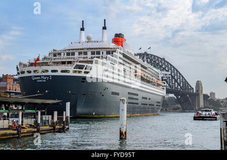 Le Queen Mary 2 amarré dans le port de Sydney. Banque D'Images