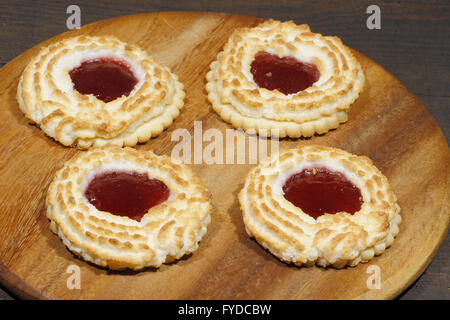 Tartelettes aux noix de coco farcies avec de la confiture de fraise sur une surface en bois, rustique Banque D'Images