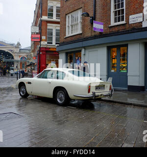 Aston Martin DB5 blanche Voiture de sport classique décoré avec des rubans de mariage stationné à Londres Banque D'Images