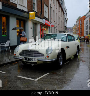 Aston Martin DB5 blanche Voiture de sport classique décoré avec des rubans de mariage stationné à Londres Banque D'Images