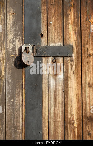 Cadenas sur une ancienne porte de l'habitacle en bois Banque D'Images