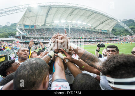 L'équipe de Fidji au cours d'un échange au cours de la HSBC 2016 / Cathay Pacific Hong Kong Sevens, Hong Kong Stadium. Le 9 avril 2016. Banque D'Images