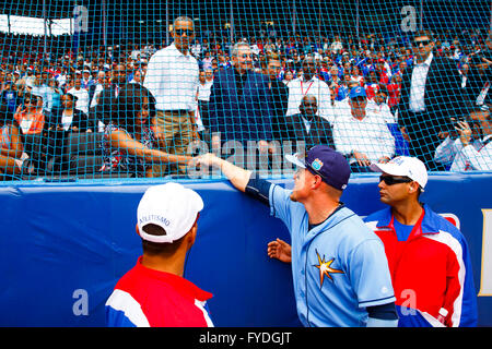 La Havane, Florida, USA. Mar 22, 2016. Vous VRAGOVIC | fois.Rays de Tampa Bay le voltigeur Brandon Guyer (5) serre la main de Michelle Obama en tant que président américain Barack Obama et le président cubain Raul Castro regardez sur avant le match entre les Rays de Tampa Bay et de l'équipe nationale cubaine dans l'Estadio Latinoamericano de La Havane, Cuba le Mardi, Mars 22, 2016. © Vous Vragovic/Tampa Bay Times/ZUMA/Alamy Fil Live News Banque D'Images