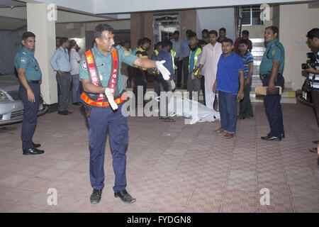 Dhaka, Bangladesh. Apr 25, 2016. Et les responsables de la sécurité relative de faire tomber le corps de l'agent de programme de l'USAID Xulhaz Mannan et militant du théâtre de Mahbub Rabbi Tanay la maison Xulhaz à Dhaka, Bangladesh, le 25 avril 2016. L'agent de programme de l'USAID Xulhaz Mannan, mieux connue pour son militantisme en faveur des droits des homosexuels, et de théâtre Mahbub activiste Rabbi Tanay a été poignardé à mort par des assaillants non identifiés à l'Xulhaz vacances autour de 5h00 le lundi. © Suvra Kanti Das/ZUMA/Alamy Fil Live News Banque D'Images