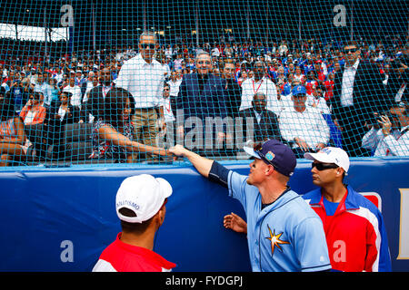 La Havane, Florida, USA. Mar 22, 2016. Vous VRAGOVIC | fois.Rays de Tampa Bay le voltigeur Brandon Guyer (5) serre la main de Michelle Obama en tant que président américain Barack Obama et le président cubain Raul Castro regardez sur avant le match entre les Rays de Tampa Bay et de l'équipe nationale cubaine dans l'Estadio Latinoamericano de La Havane, Cuba le Mardi, Mars 22, 2016. © Vous Vragovic/Tampa Bay Times/ZUMA/Alamy Fil Live News Banque D'Images