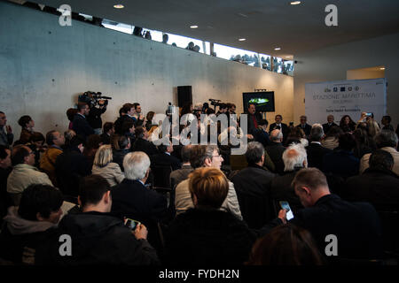 La conférence qui a précédé l'inauguration de la gare maritime par Zaha Hadid. Inauguré dans le port de Salerne le nouveau terminal maritime d'inspiration d'huître conçu par l'architecte Zaha Hadid, l'un d'être terminé après la tragique nouvelle que l'éminent architecte Zaha Hadid est décédé le mois dernier. Installations à l'intérieur du ferry et le terminal de croisière comprend un restaurant et des boutiques. Hier, la visite surprise pour le premier ministre Italien Matteo Renzi pour afficher un aperçu de la structure de l'architecte Zaha Hadid est décédé le 31 mars 2016, dont les œuvres sont considérées parmi les plus intéressantes dans la Banque D'Images