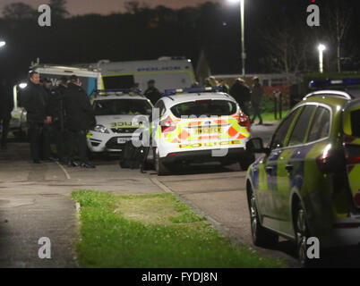 Fareham, Hampshire, Royaume-Uni. 25 avril, 2016. La police a bouclé une section d'un quartier. Selon des témoins, au moins cinq voitures de police ont bouclé le Bellfield road dans Titchfieldand sont actuellement sur les lieux. Ambulanciers ont dit qu'ils ont été mis en veille pendant l'incident qui implique une préoccupation pour le bien-être et un homme adulte. Les agents ont l'aide de ruban isolant une zone à la fin de la route et ont averti la population de ne pas la franchir, pour leur propre sécurité. Au moins cinq véhicules de police sont sur les lieux y compris les unités de chien. Credit : uknip/Alamy Live News Banque D'Images