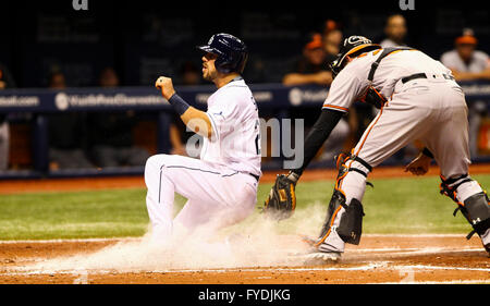 Saint Petersburg, Florida, USA. Apr 25, 2016. Vous VRAGOVIC | fois.Rays de Tampa Bay droit fielder Steven Souza Jr. (20) scores sur un point produit par double Rays de Tampa Bay catcher Curt Casali (19) dans la cinquième manche du match entre les Rays de Tampa Bay et les Orioles de Baltimore au Tropicana Field à Saint-Pétersbourg, en Floride, le lundi 25 avril, 2016. © Vous Vragovic/Tampa Bay Times/ZUMA/Alamy Fil Live News Banque D'Images