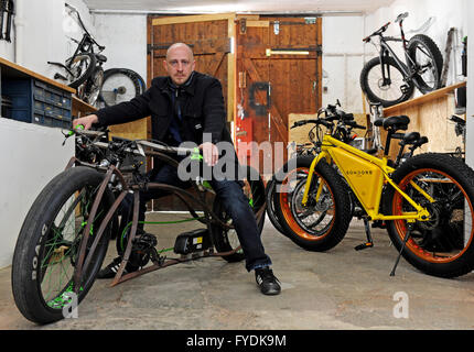 Berlin, Allemagne. 22 avr, 2016. Christian Kelemen est assise sur son vélo du broyeur électrique plus tard dans son atelier vélo au port de pêche de Bremerhaven, Allemagne, 22 avril 2016. Dans ses temps libres, le développeur passionné et bricoleur tourne régulièrement des bicyclettes au e-bikes. Photo : INGO WAGNER/dpa/Alamy Live News Banque D'Images