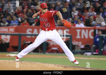 Anaheim, Californie, USA. Apr 25, 2016. Los Angeles Angels le lanceur partant Garrett Richards # 43 rend le départ pour les anges dans le jeu entre les Royals de Kansas City et Los Angeles Angels of Anaheim, Angel Stadium d'Anaheim, CA. Credit : Cal Sport Media/Alamy Live News Banque D'Images