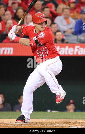 Anaheim, Californie, USA. Apr 25, 2016. Los Angeles Angels champ centre Mike Trout # 27 chauves-souris pour les anges dans le jeu entre les Royals de Kansas City et Los Angeles Angels of Anaheim, Angel Stadium d'Anaheim, CA. Credit : Cal Sport Media/Alamy Live News Banque D'Images