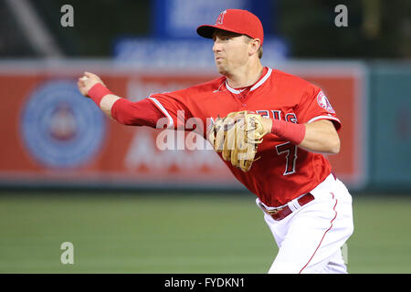 Anaheim, Californie, USA. Apr 25, 2016. Los Angeles Angels le deuxième but Cliff Pennington # 7 lance un Runner dans le jeu entre les Royals de Kansas City et Los Angeles Angels of Anaheim, Angel Stadium d'Anaheim, CA. Credit : Cal Sport Media/Alamy Live News Banque D'Images