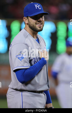 Anaheim, Californie, USA. Apr 25, 2016. Kansas City Royals de troisième but Mike Moustakas # 8 partage un rire avec les anges pirogue dans le jeu entre les Royals de Kansas City et Los Angeles Angels of Anaheim, Angel Stadium d'Anaheim, CA. Credit : Cal Sport Media/Alamy Live News Banque D'Images