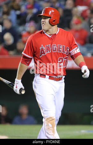 Anaheim, Californie, USA. Apr 25, 2016. Los Angeles Angels champ centre Mike Trout # 27 montre sa frustration après avoir rayé dans le jeu entre les Royals de Kansas City et Los Angeles Angels of Anaheim, Angel Stadium d'Anaheim, CA. Credit : Cal Sport Media/Alamy Live News Banque D'Images