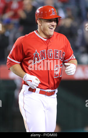 Anaheim, Californie, USA. Apr 25, 2016. Los Angeles Angels champ centre Mike Trout # 27 est tout sourire après avoir frappé un homer dans le jeu entre les Royals de Kansas City et Los Angeles Angels of Anaheim, Angel Stadium d'Anaheim, CA. Credit : Cal Sport Media/Alamy Live News Banque D'Images