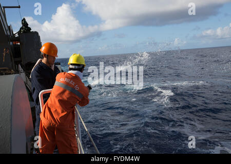(160426) -- À BORD XIANGYANGHONG 10, 26 avril 2016 (Xinhua) -- les membres de l'équipage et les chercheurs scientifiques à participer à un exercice d'incendie sur le conseil de la science ship Xiangyanghong 10, 25 avril, 2016. Le navire de recherche en haute mer Xiangyanghong 10 est en expédition pour explorer les gisements de sulfure d'hydrogène dans le sud-ouest de l'Océan Indien et faire une enquête sur l'environnement et de la biodiversité marine de base. (Xinhua/Jin Liwang) (lfj) Banque D'Images
