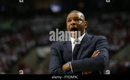 Portland, Oregon, USA. 25 avril, 2016. DOC RIVERS hurle à la réf. Les Trail Blazers de Portland a accueilli les Los Angeles Clippers lors de la Moda Center le 25 avril 2016. Apr 25, 2016. Crédit : David Blair/ZUMA/Alamy Fil Live News Banque D'Images