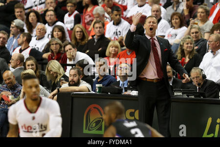 Portland, Oregon, USA. 25 avril, 2016. TERRY STOTTS entraîneurs à l'écart. Les Trail Blazers de Portland a accueilli les Los Angeles Clippers lors de la Moda Center le 25 avril 2016. Apr 25, 2016. Crédit : David Blair/ZUMA/Alamy Fil Live News Banque D'Images