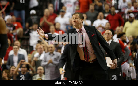 Portland, Oregon, USA. 25 avril, 2016. TERRY STOTTS entraîneurs à l'écart. Les Trail Blazers de Portland a accueilli les Los Angeles Clippers lors de la Moda Center le 25 avril 2016. Apr 25, 2016. Crédit : David Blair/ZUMA/Alamy Fil Live News Banque D'Images